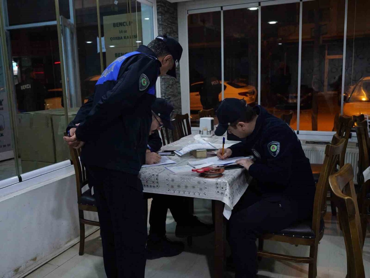 ANKARA’DA AYNI YEMEKTEN YİYEN 154 İŞÇİ GIDA ZEHİRLENMESİ ŞÜPHESİYLE HASTANEYE KALDIRILIRKEN, YEMEK...