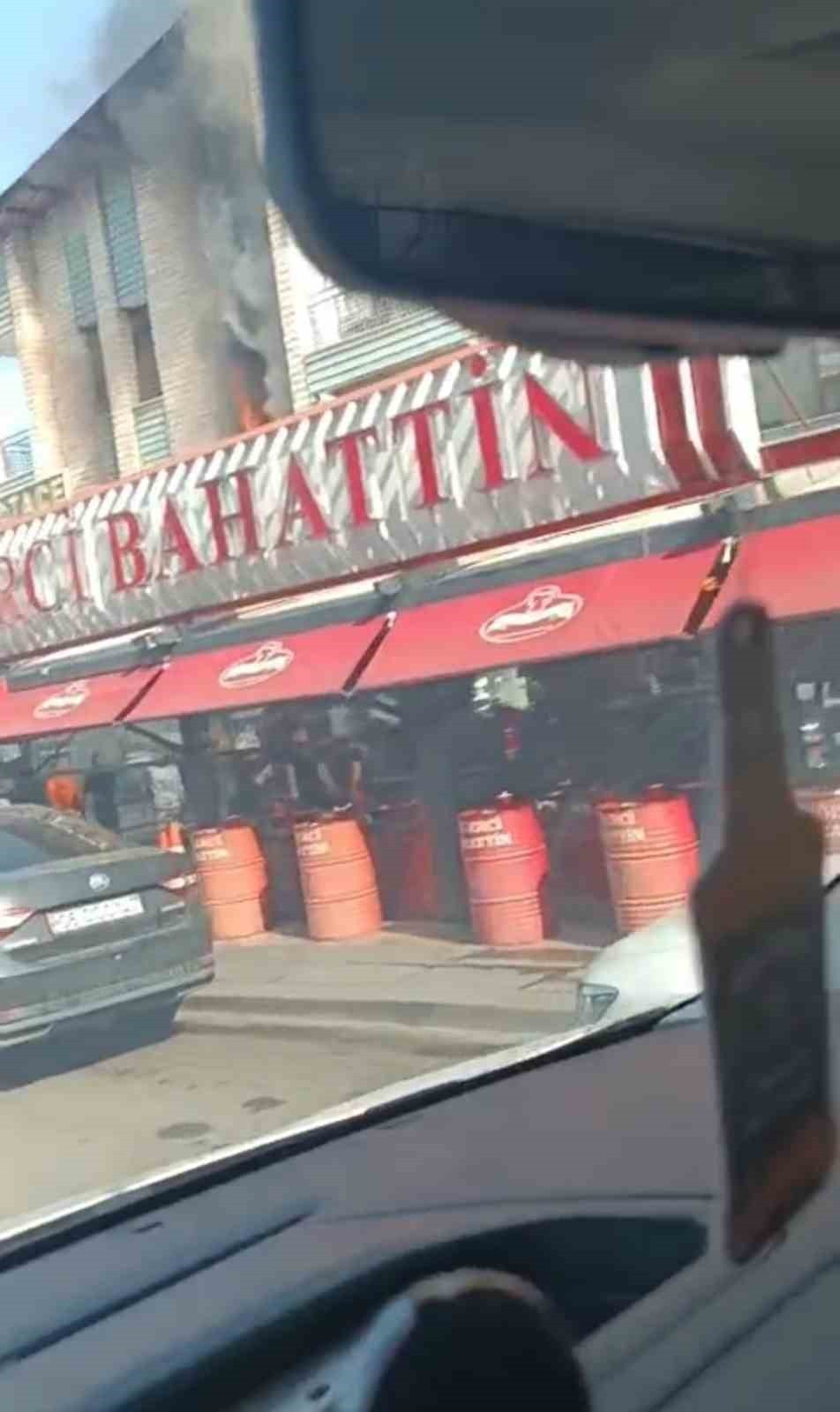 ANKARA’DA BİR APARTMAN DAİRESİNDE ÇIKAN YANGIN İTFAİYE EKİPLERİNİN MÜDAHALESİYLE KONTROL ALTINA...