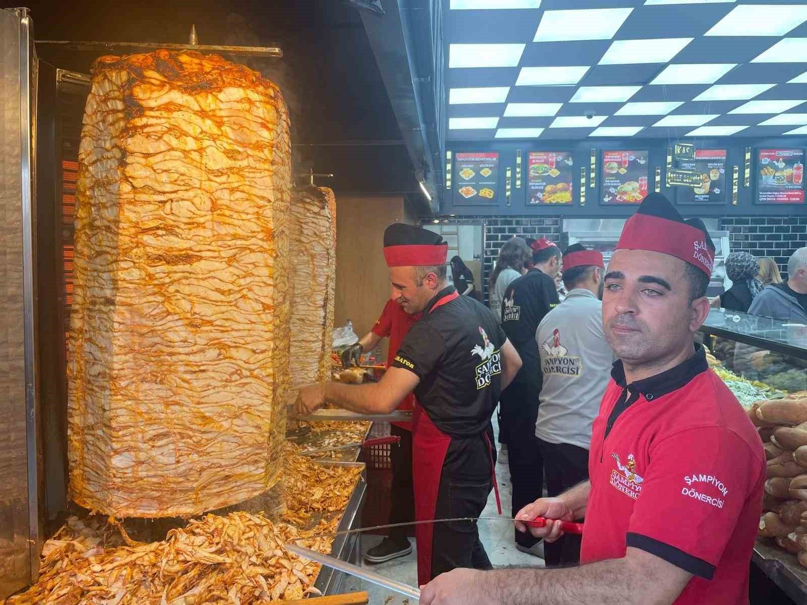 ANKARA KEÇİÖREN’DE BİR DÖNER DÜKKANINDA, AÇILIŞA ÖZEL 1 LİRAYA EKMEK ARASI TAVUK DÖNER VE AYRAN...