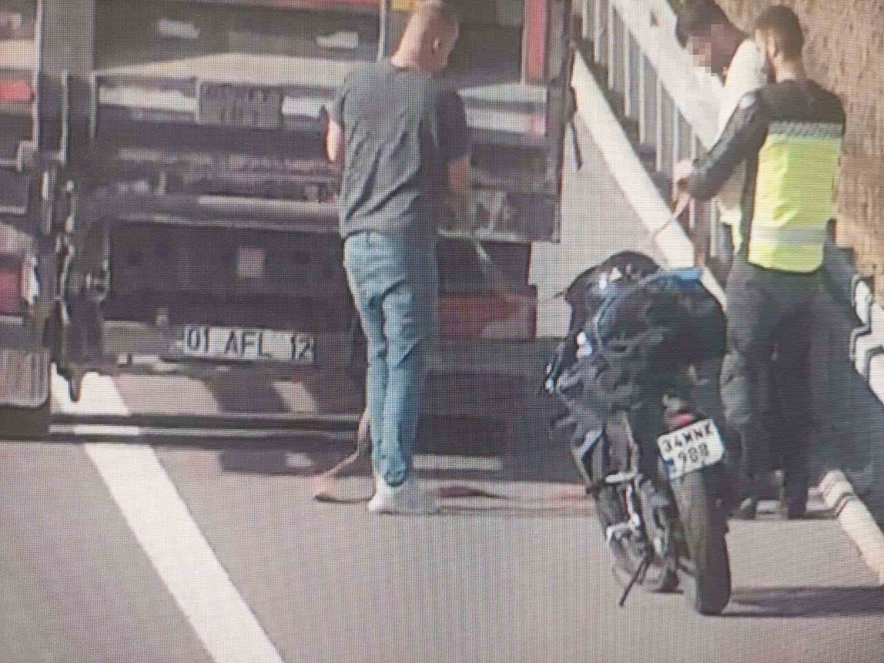 ANKARA NİĞDE OTOYOLUNDA BENZİNİ BİTEN BİR MOTOSİKLETİ, YOLDAN GEÇEN KAMYON İLE ÇEKTİLER. OTO...