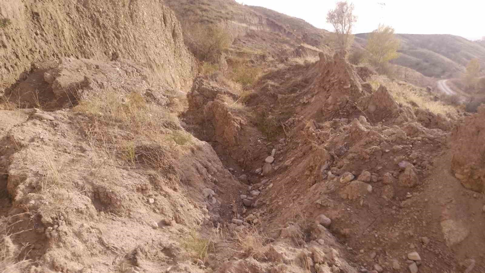 ANKARA’NIN BEYPAZARI İLÇESİ ADAÖREN MAHALLESİNDE KAYAN YOL BEYPAZARI JANDARMA EKİPLERİ TARAFINDAN...