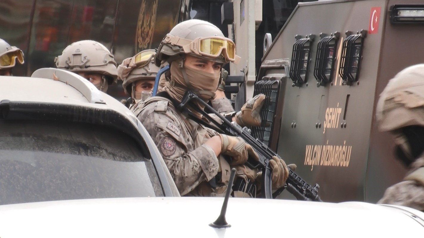 ANKARA’NIN ÇANKAYA İLÇESİNDE BİR APARTMANDA KIZ ARKADAŞINI GÖRMEK İSTEYEREK İNTİHARA KALKIŞAN BİR...