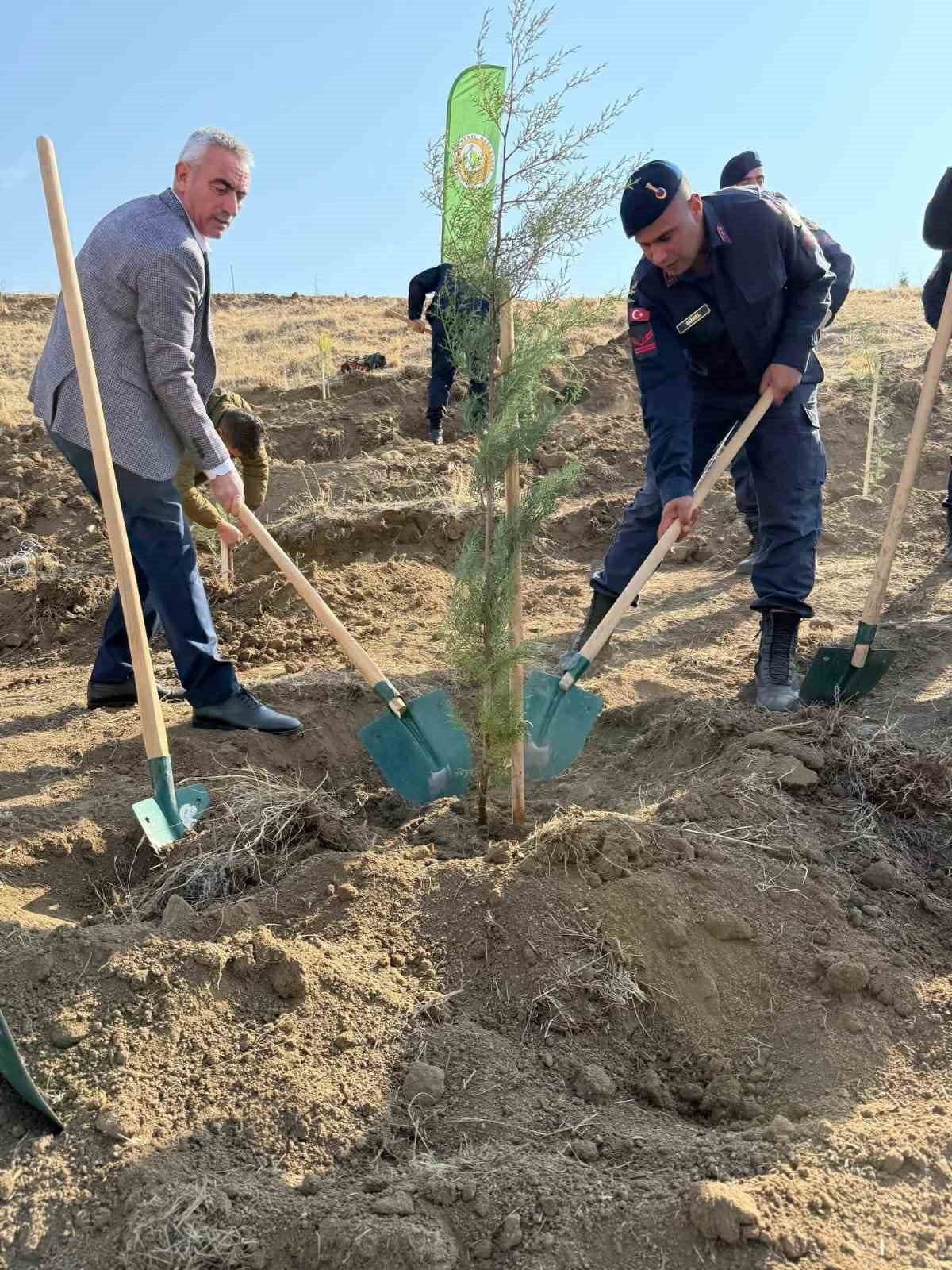 ANKARA’NIN EVREN İLÇESİNDE 11 KASIM MİLLİ AĞAÇLANDIRMA GÜNÜ DOLAYISIYLA ÜLKE GENELİNDE EŞ ZAMANLI...