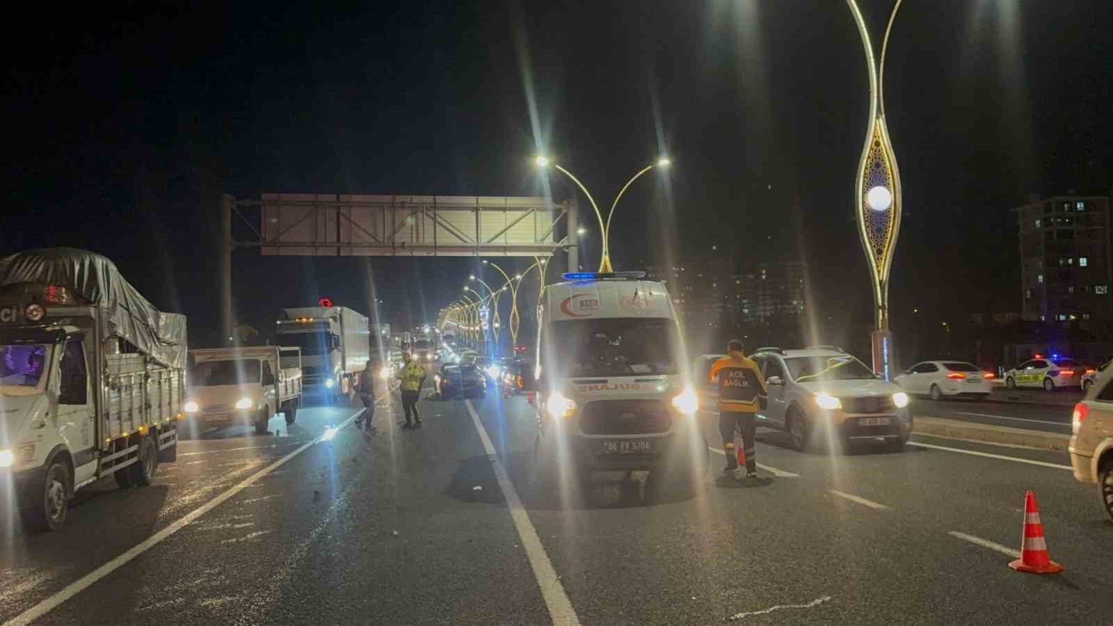 ANKARA’NIN POLATLI İLÇESİNDE TIR, HAFRİYAT KAMYONU VE 3 OTOMOBİLİN KARIŞTIĞI ZİNCİRLEME KAZADA 1...