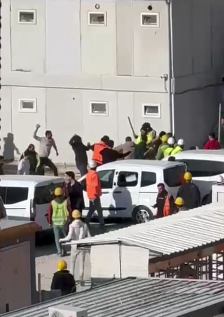 ANKARA’NIN YENİMAHALLE İLÇESİNDE BİR İNŞAATTA İŞÇİLER ARASINDA TAŞLI SOPALI KAVGA...