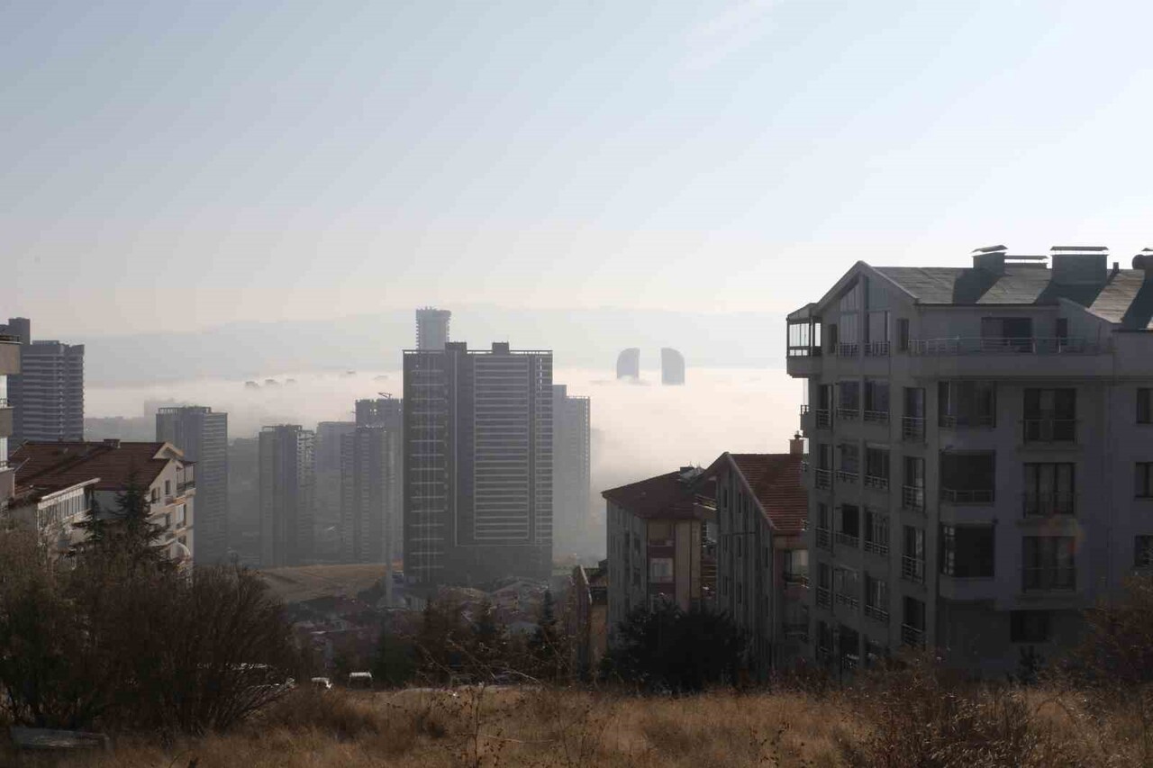 ANKARA’NIN YÜKSEK KESİMLERİNDE SİS ETKİLİ OLDU.