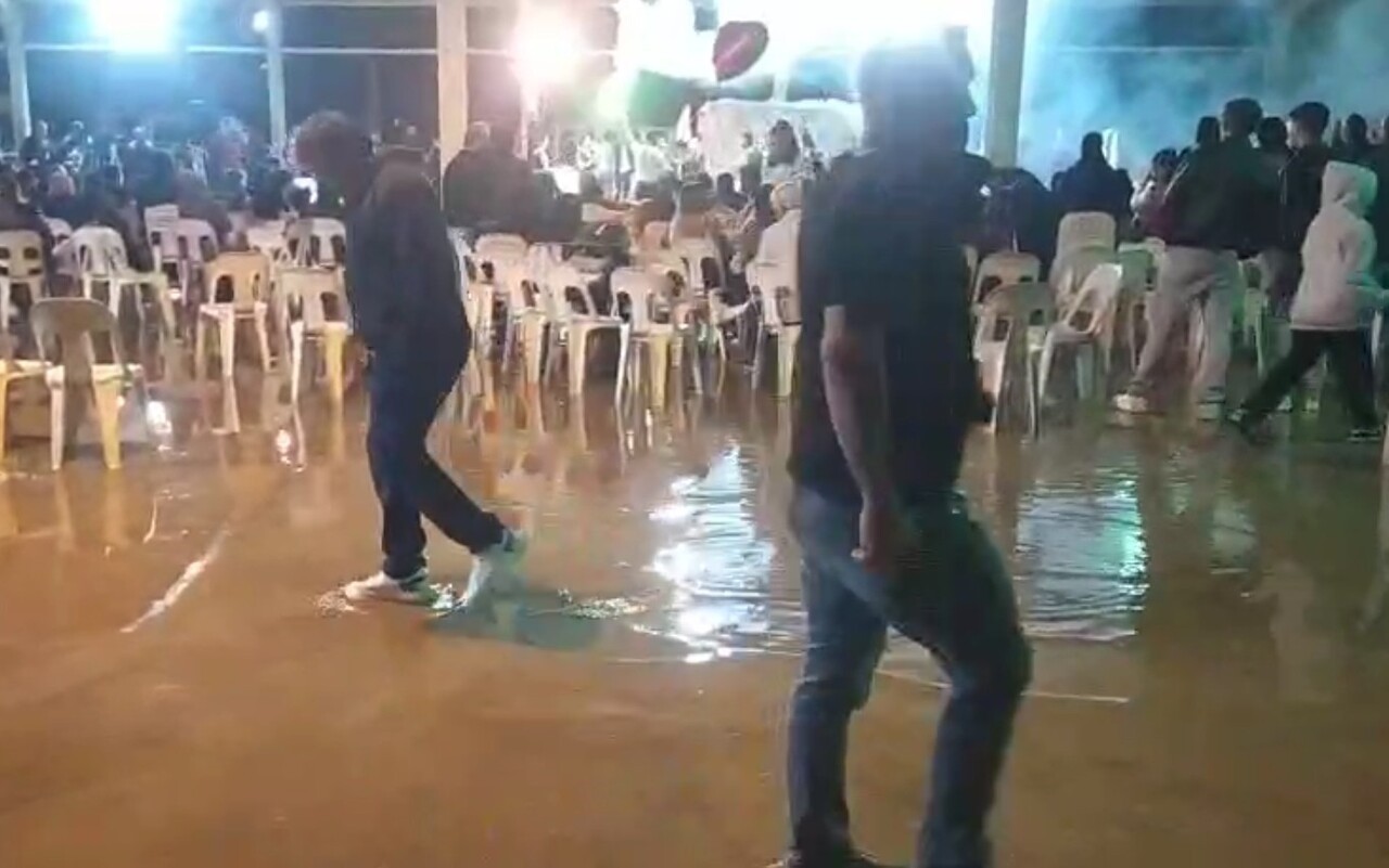 ANTALYA'DA BİR DÜĞÜNDE YAĞMURDAN DOLAYI PİST SULAR İÇİNDE KALINCA DAVETLİLER, PAÇALARI SIVAYIP...