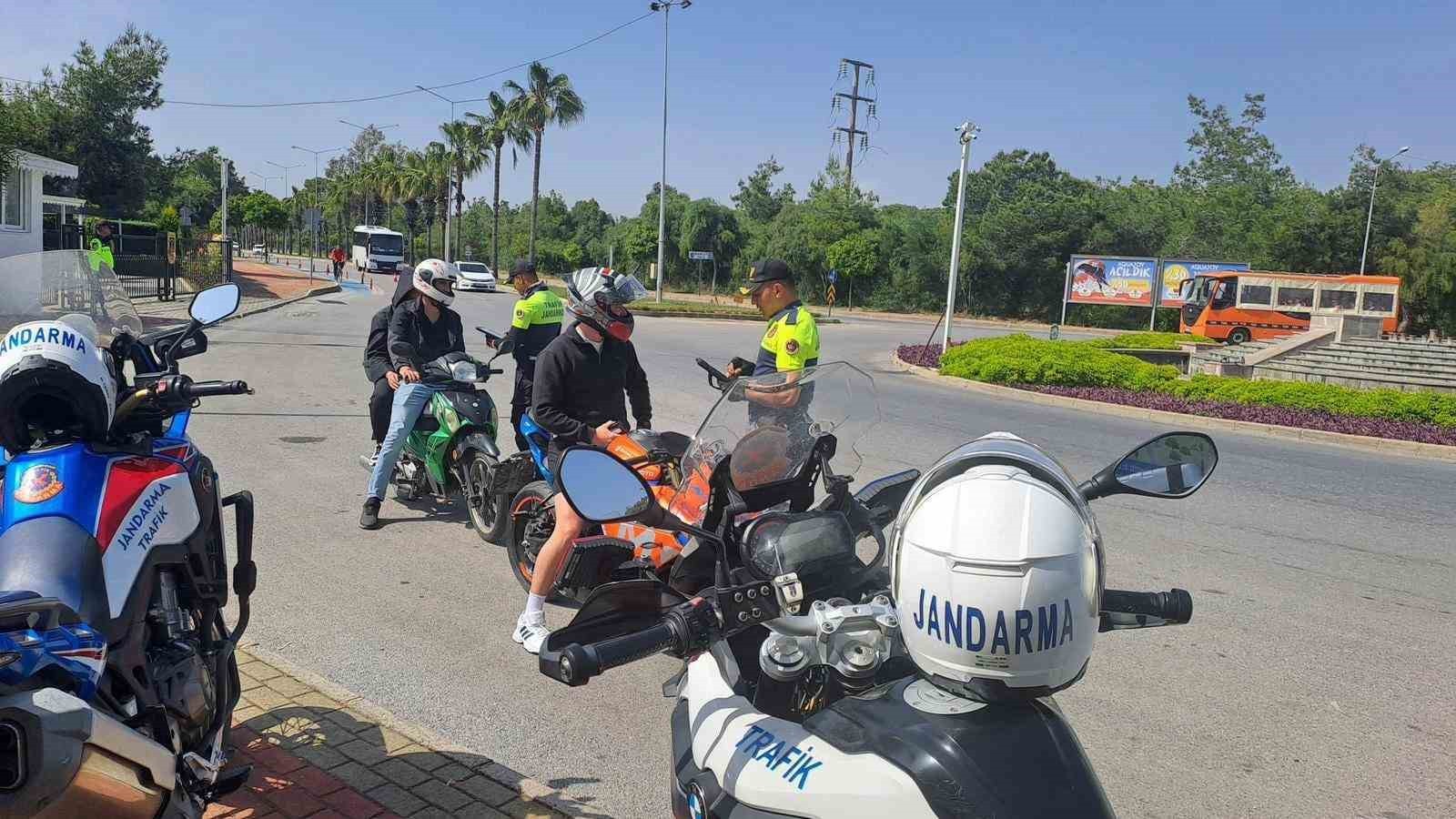 ANTALYA'DA JANDARMA EKİPLERİ TARAFINDAN MOTOSİKLET SÜRÜCÜLERE YÖNELİK YAPILAN DENETİMLERDE 12 BİN...