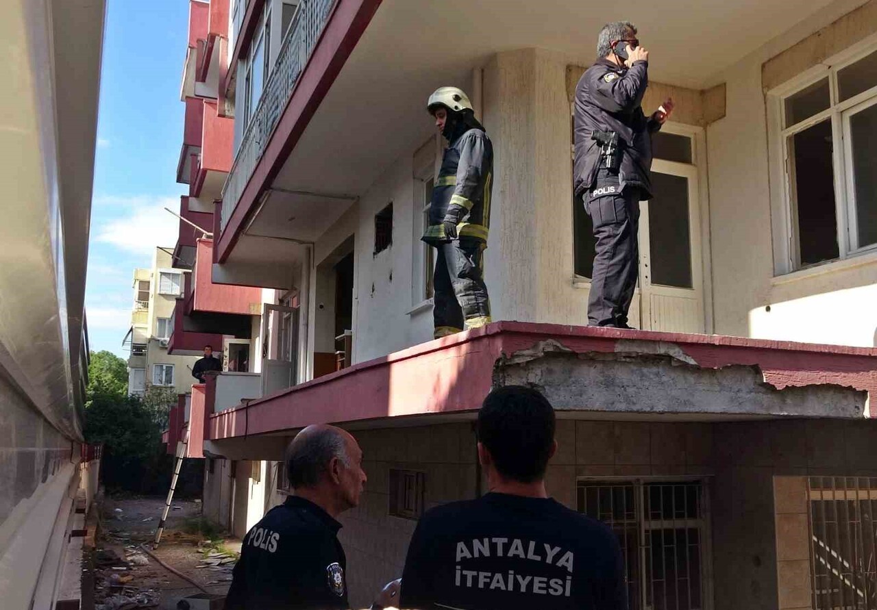 ANTALYA'DA KENTSEL DÖNÜŞÜM AMACIYLA BOŞALTILAN 4 KATLI BİNANIN BİR DAİRESİNDE ÇIKAN YANGINDA...