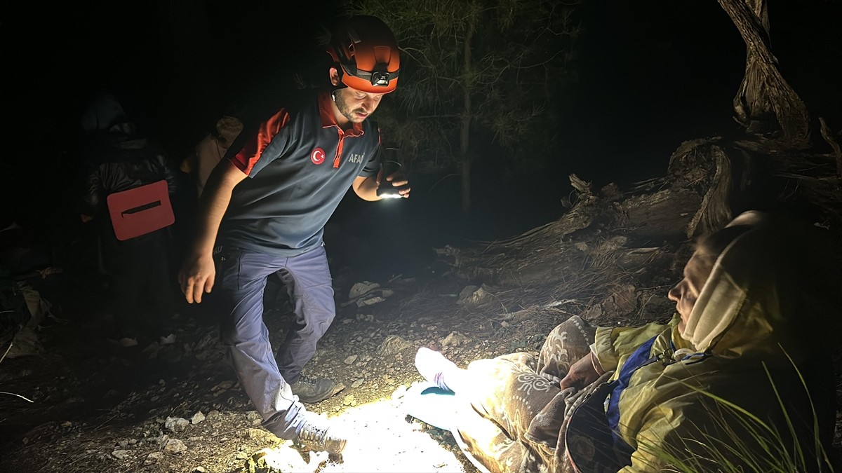 Antalya'nın Kumluca ilçesinde doğa yürüyüşü yaparken dağlık alanda mahsur kalan turist...