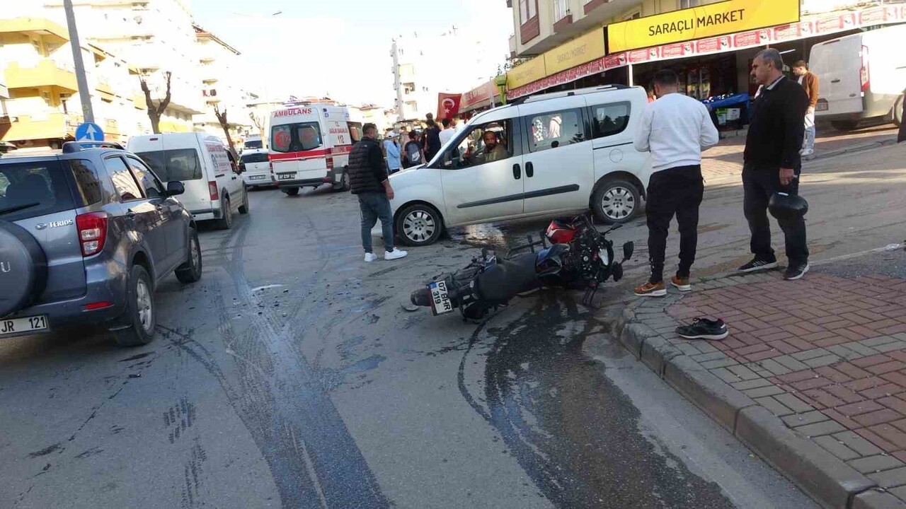ANTALYA'NIN MANAVGAT İLÇESİNDE MOTOSİKLETİN OTOMOBİLE ÇARPMASI SONUCU MEYDANA GELEN TRAFİK...