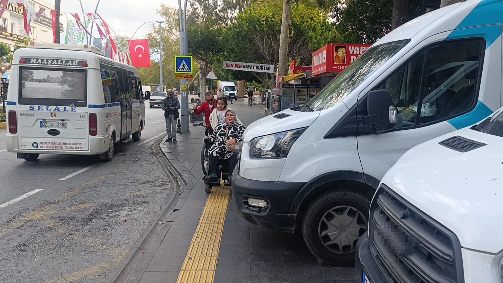 ANTALYA'NIN MANAVGAT İLÇESİNDE ŞUBE ÖNÜNDE PARK EDEN PTT MİNİBÜSLERİ KALDIRIMI VE İŞARETLENİP...