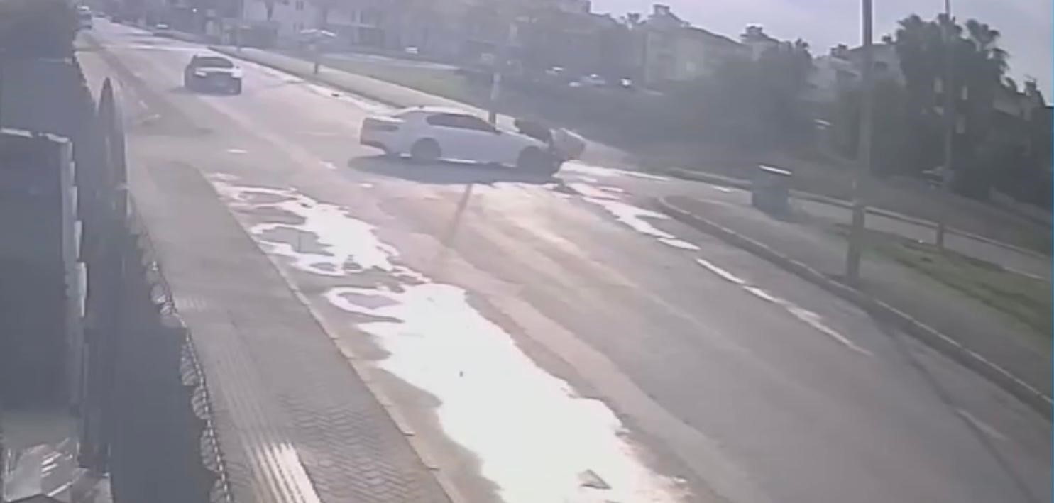 ANTALYA'NIN SERİK İLÇESİNDE OTOMOBİL İLE MOTOSİKLETLİ KURYENİN ÇARPIŞMASI SONUCU MEYDANA GELEN...