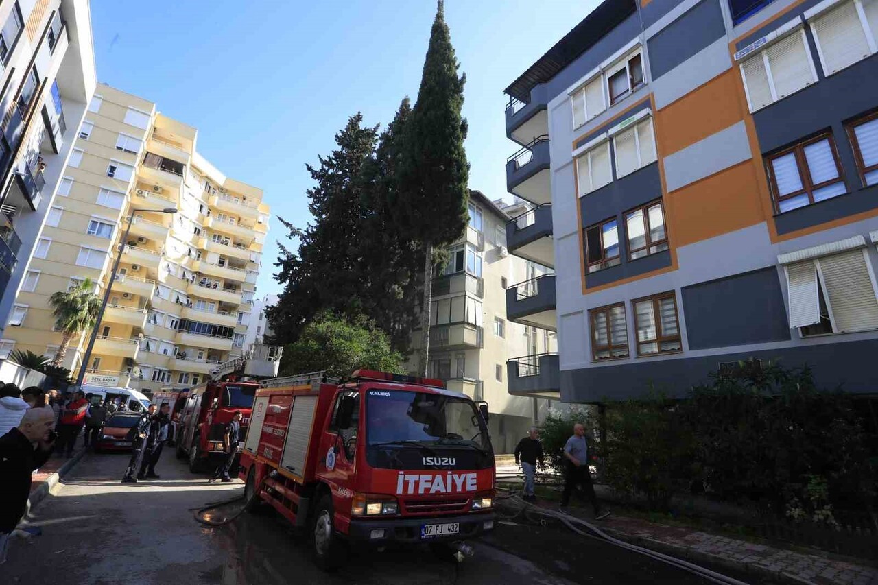 ANTALYA’DA 5 KATLI BİR APARTMANIN TERAS KATINDA KLİMADAN ÇIKAN YANGIN PANİĞE NEDEN OLDU. YANGIN...