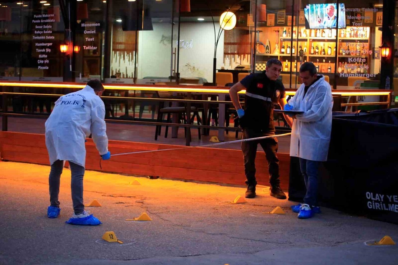 ANTALYA’DA AİLELER ARASINDAKİ HUSUMETİ BİTİRMEK AMACIYLA BİR ARAYA GELDİĞİ AKRABASI DOĞAN DUMAN’I...