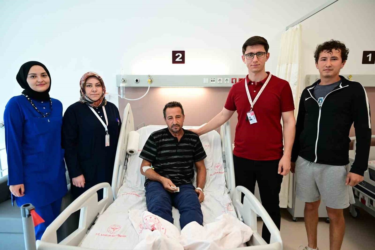 ANTALYA’DA ÇEKİÇ KULLANIRKEN GÖZÜNE METAL PARÇA İSABET EDEN HASTA, GERÇEKLEŞTİRİLEN AMELİYATLA...