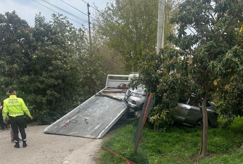 ANTALYA’DA ÇEKİCİYE YÜKLENİRKEN GERİ VİTESTE UNUTULAN ARAÇ KADIN SÜRÜCÜNÜN GAZA BASMASI İLE...
