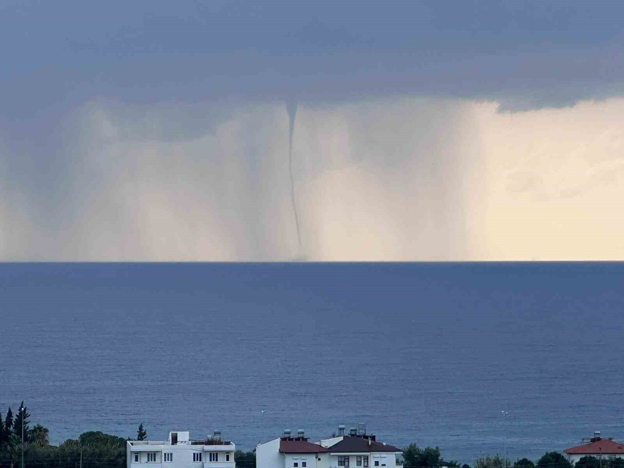 ANTALYA’NIN ALANYA İLÇESİ İNCEKUM PLAJI AÇIKLARINDA BU SABAH İKİ HORTUM MEYDANA GELDİ. 5’ER DAKİKA...