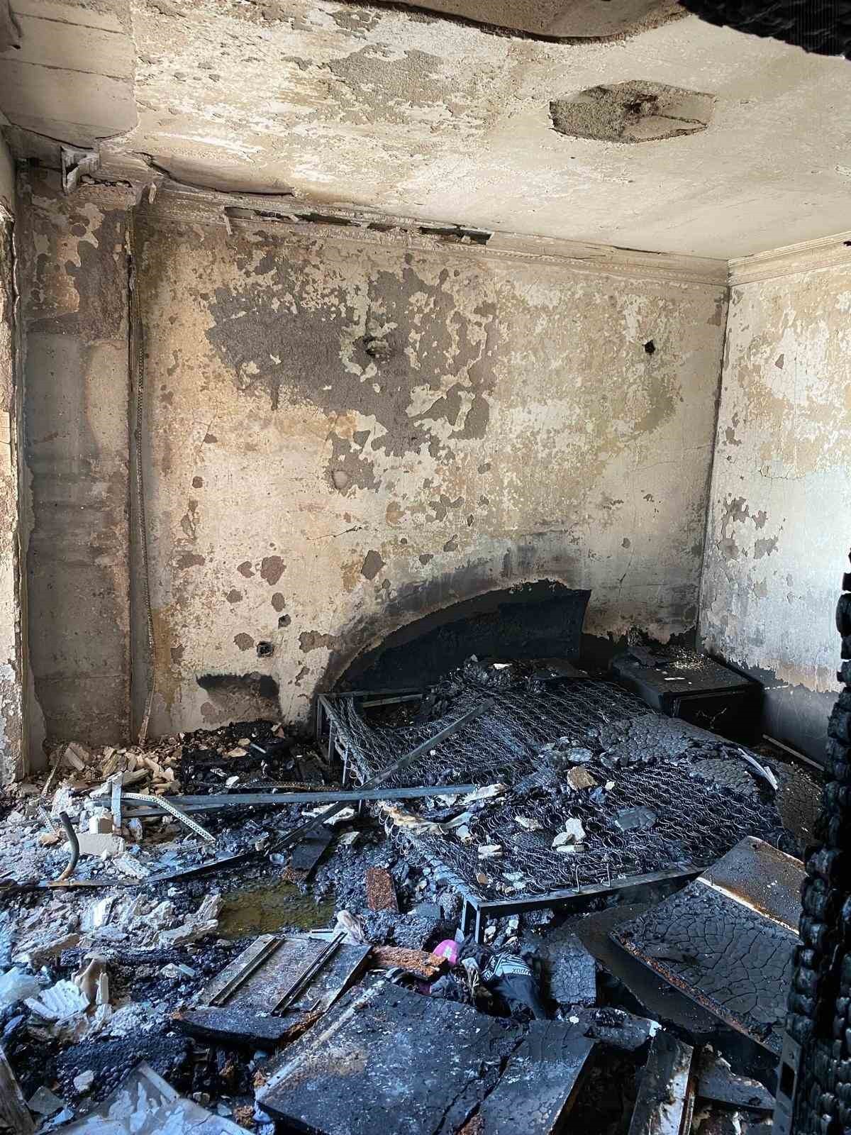 ANTALYA’NIN ALANYA İLÇESİNDE 5 KATLI BİNANIN 2’İNCİ KATINDA MEYDANA GELEN YANGIN KORKUTTU. YATAK...