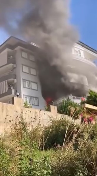 ANTALYA’NIN ALANYA İLÇESİNDE 5 KATLI BİNANIN 2’İNCİ KATINDA MEYDANA GELEN YANGIN KORKUTTU. YATAK...
