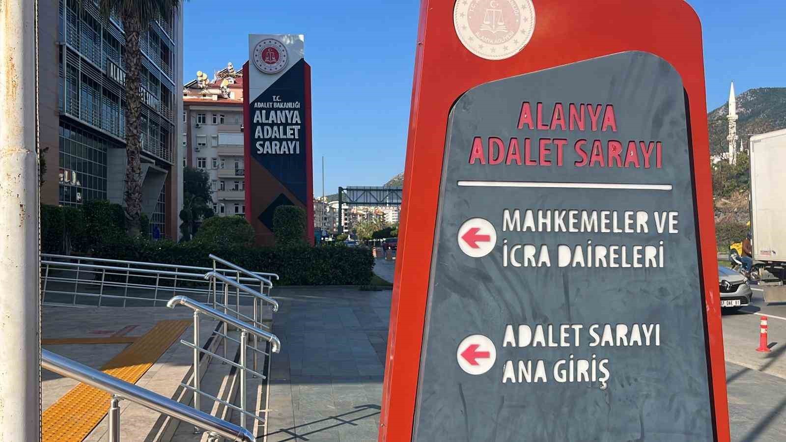 ANTALYA’NIN ALANYA İLÇESİNDE BİR ŞAHIS, YOLDA YÜRÜYEN BİR KADINA ÖNCE YUMRUK ATTI. ARDINDAN ELİNDE...