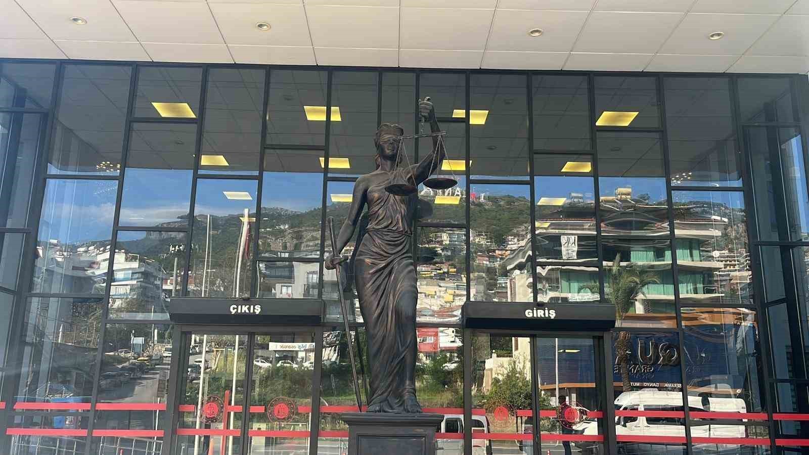 ANTALYA’NIN ALANYA İLÇESİNDE BİR ŞAHIS, YOLDA YÜRÜYEN BİR KADINA ÖNCE YUMRUK ATTI. ARDINDAN ELİNDE...