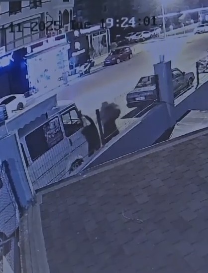 ANTALYA’NIN ALANYA İLÇESİNDE KİMLİĞİ BELİRSİZ BİR ŞAHIS, YOLDA YÜRÜYEN BİR KADINA ÖNCE YUMRUK ATTI...