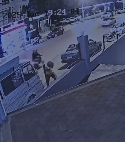 ANTALYA’NIN ALANYA İLÇESİNDE KİMLİĞİ BELİRSİZ BİR ŞAHIS, YOLDA YÜRÜYEN BİR KADINA ÖNCE YUMRUK ATTI...