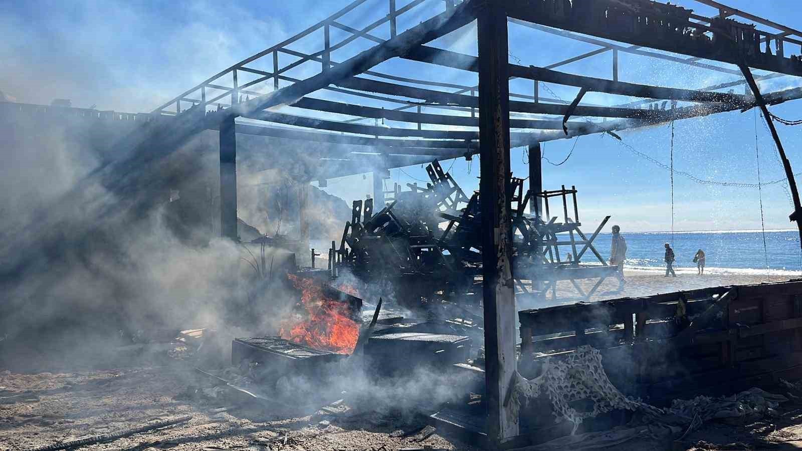 ANTALYA’NIN ALANYA İLÇESİNDE KLEOPATRA PLAJINDA BULUNAN BÜFEDE ÇIKAN YANGIN, 1 SAAT SÜREN...