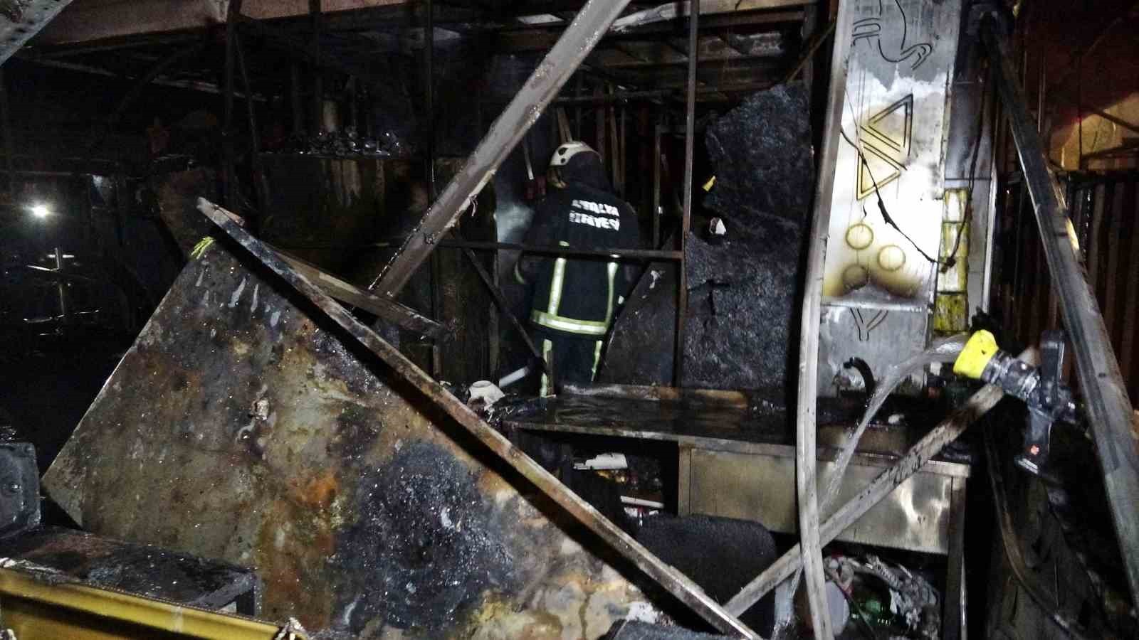 ANTALYA’NIN DÜNYACA ÜNLÜ SAHİL BANDINDAKİ BİR KAFEDE YANGINDA İŞLETME KÜLE DÖNERKEN, HENÜZ YENİ...