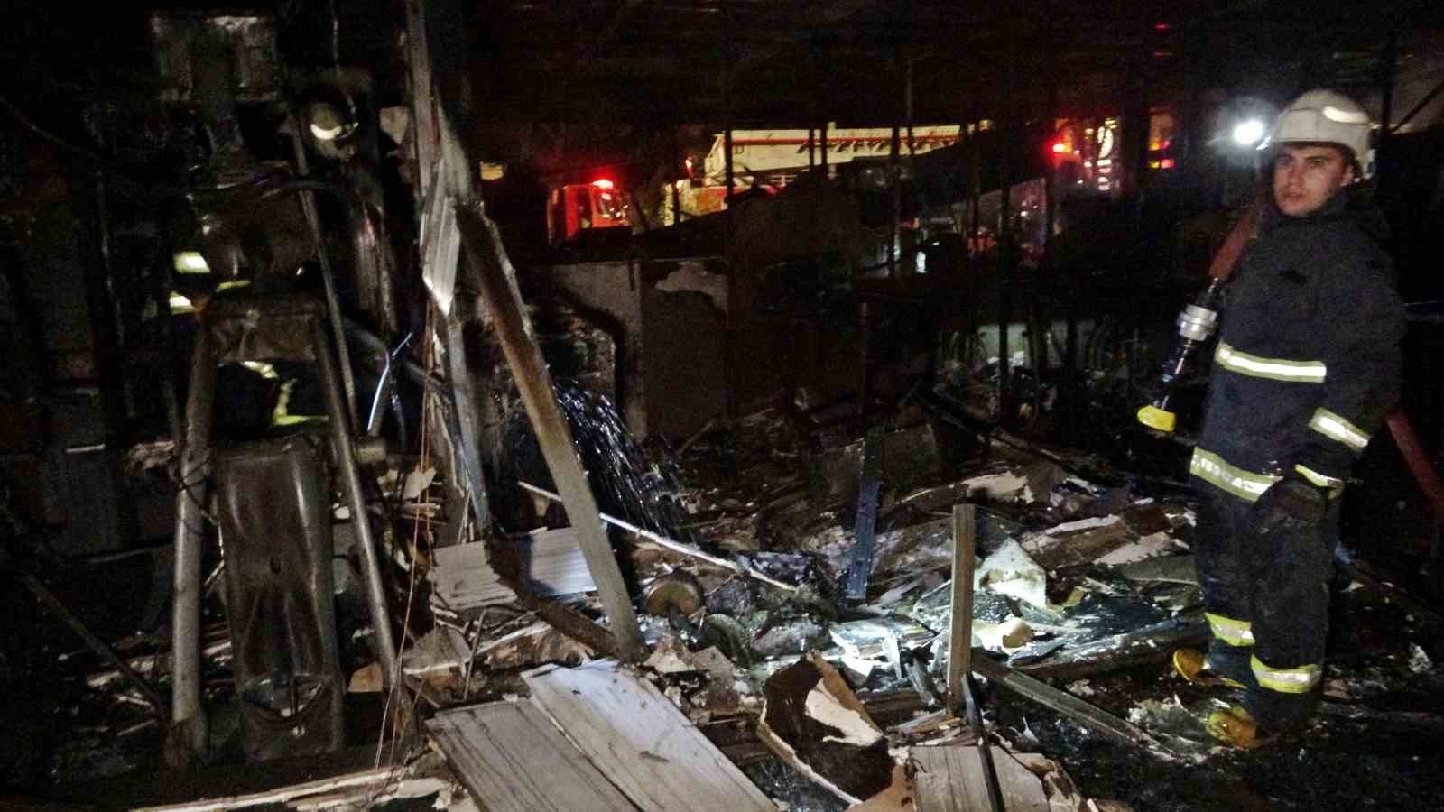 ANTALYA’NIN DÜNYACA ÜNLÜ SAHİL BANDINDAKİ BİR KAFEDE YANGINDA İŞLETME KÜLE DÖNERKEN, HENÜZ YENİ...