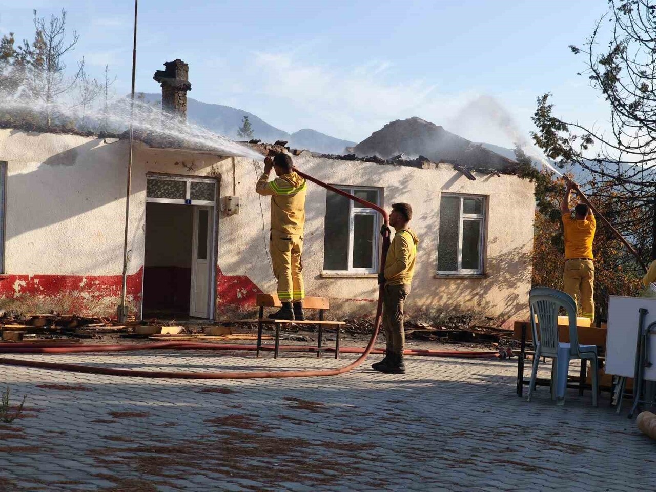 ANTALYA’NIN GAZİPAŞA İLÇESİNE BAĞLI YENİ GÜNEY MAHALLESİ’NDE ORMANLIK ALANDA ÇIKAN YANGINDA...