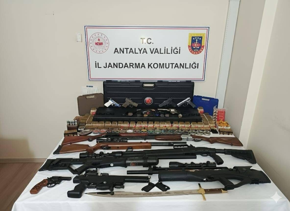 ANTALYA’NIN  KEMER İLÇESİNDE BİR ADRESE DÜZENLENEN OPERASYONDA 7 TABANCA, 7 RUHSATSIZ AV TÜFEĞİ VE...