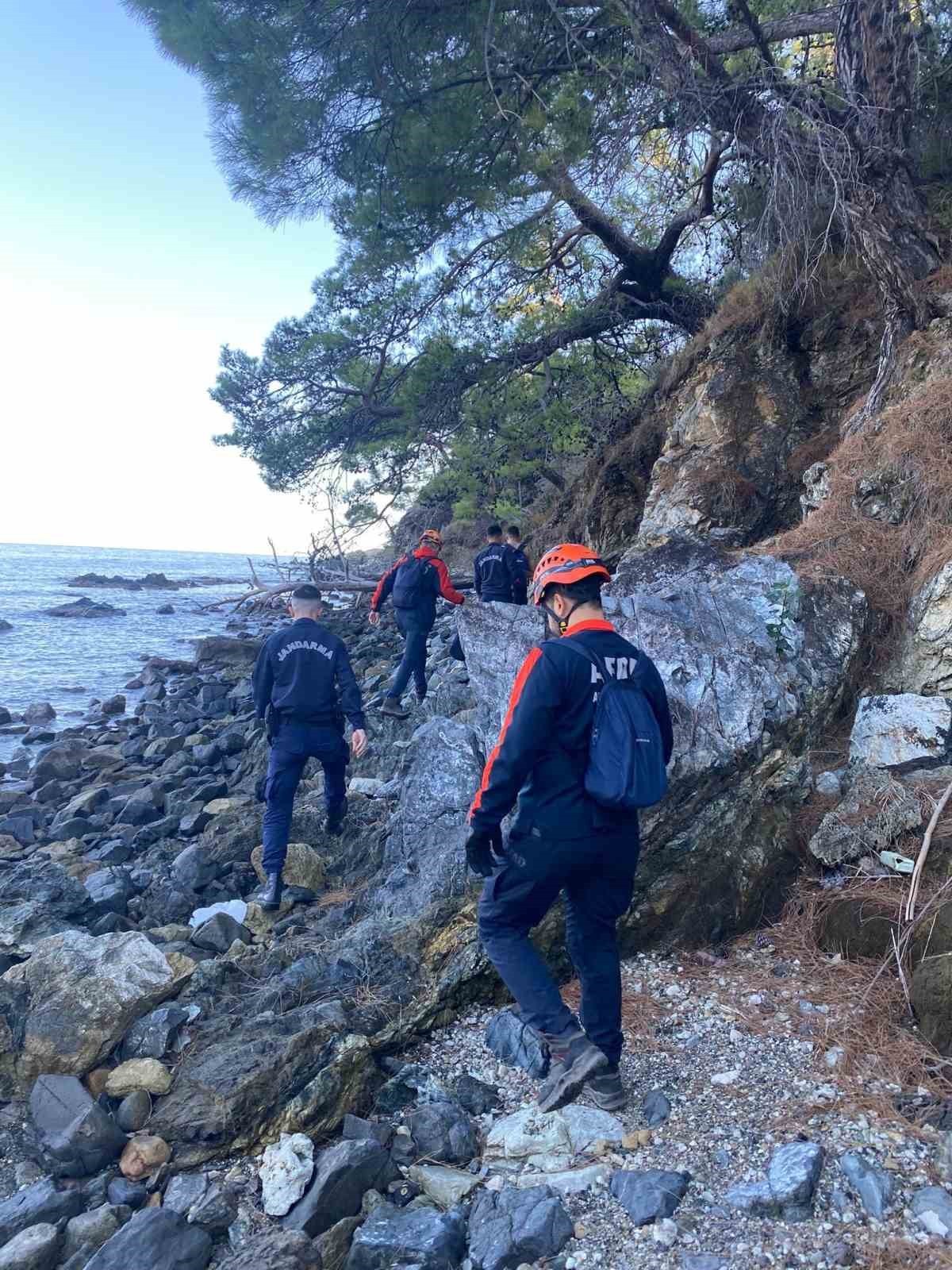 ANTALYA’NIN KEMER İLÇESİNDE DAĞLIK ALANDA MAHSUR KALAN ŞAHSI AFAD VE JANDARMA EKİPLERİ...