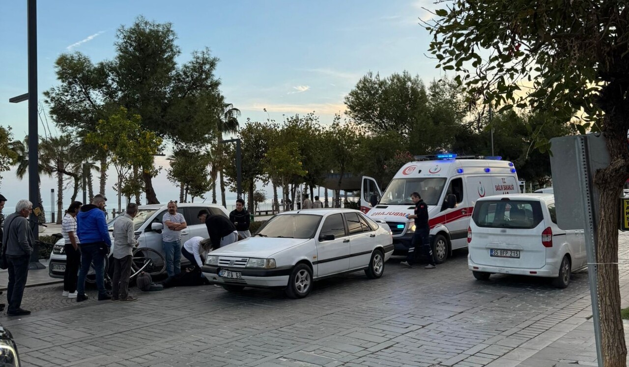 ANTALYA’NIN KONYAALTI İLÇESİNDE YOLUN KARŞISINA GEÇMEK İSTEYEN BİSİKLETLİYE OTOMOBİL...