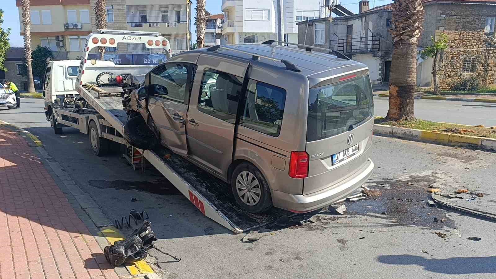 ANTALYA’NIN MANAVGAT İLÇESİ SORGUN BULVARI’NDA DİREKSİYON HAKİMİYETİNİ KAYBEDEN HAFİF TİCARİ ARAÇ...