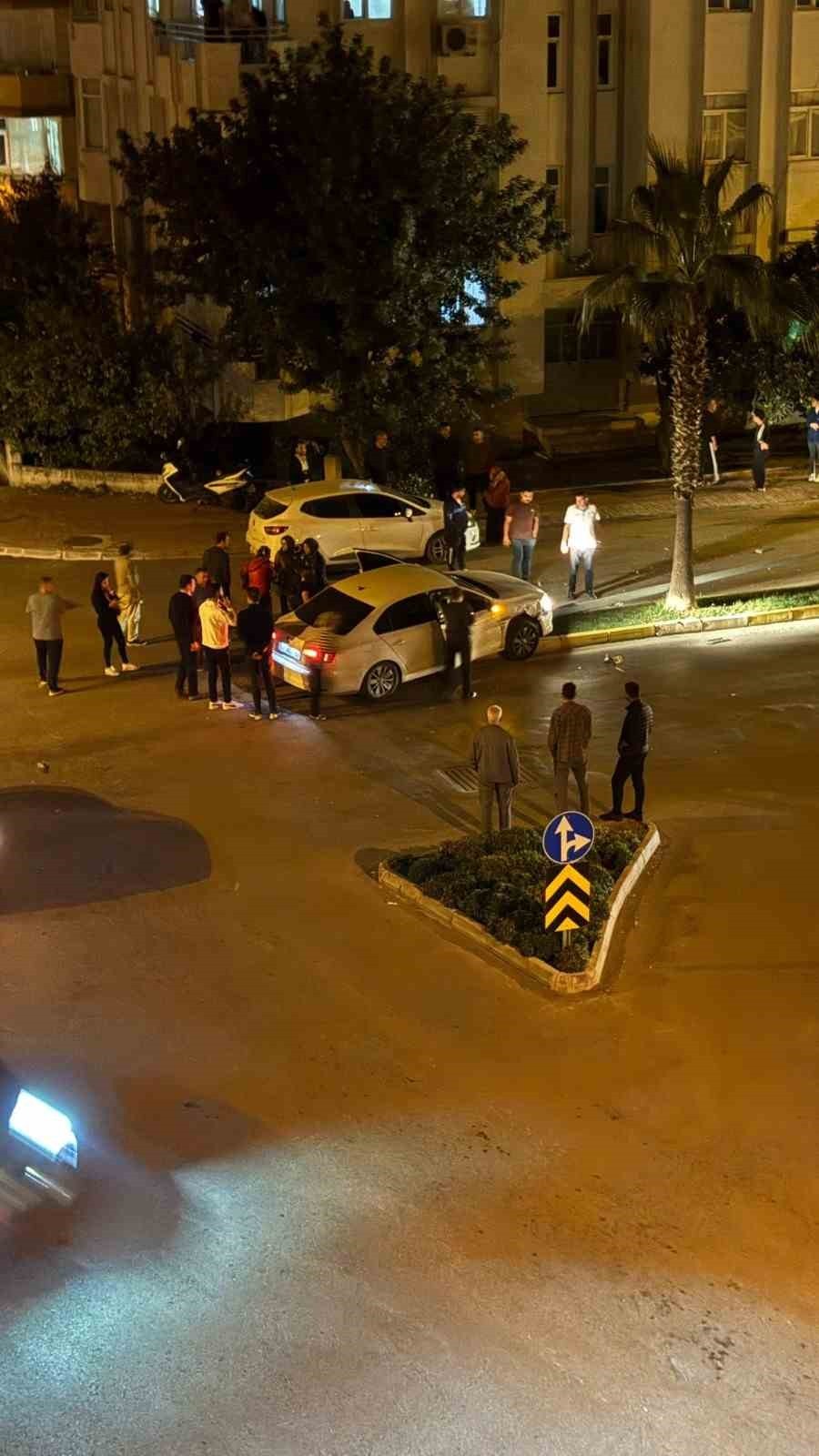 ANTALYA’NIN MANAVGAT İLÇESİ YUNUS EMRE CADDESİ’NDE 2 OTOMOBİLİN ÇARPIŞMASI SONUCU MEYDANA GELEN...