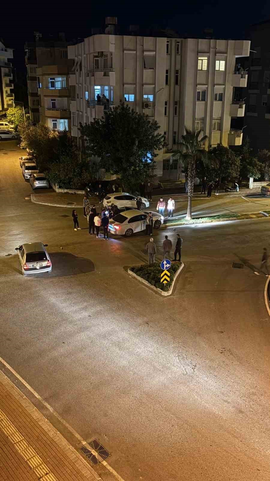 ANTALYA’NIN MANAVGAT İLÇESİ YUNUS EMRE CADDESİ’NDE 2 OTOMOBİLİN ÇARPIŞMASI SONUCU MEYDANA GELEN...