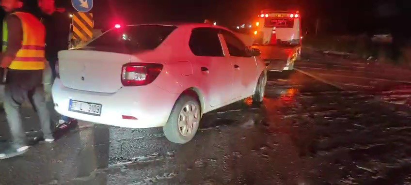 ANTALYA’NIN MANAVGAT İLÇESİNDE 2 OTOMOBİLİN ÇARPIŞMASI SONUCU MEYDANA GELEN TRAFİK KAZAZINDA 3...