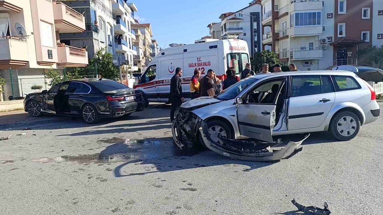 ANTALYA’NIN MANAVGAT İLÇESİNDE İL SAĞLIK MÜDÜRLÜĞÜ’NE AİT RESMİ ARAÇ İLE BİR OTOMOBİLİN ÇARPIŞMASI...