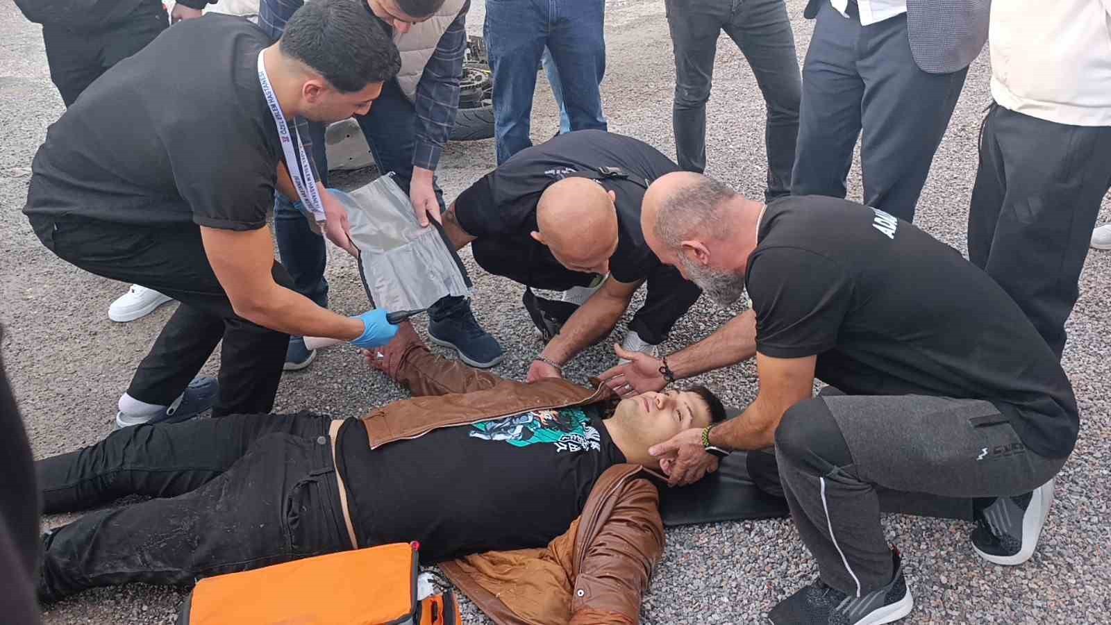 ANTALYA’NIN MANAVGAT İLÇESİNDE KAMYONETİN ÇARPTIĞI MOTOSİKLET SÜRÜCÜSÜ YAKLAŞIK 25 METRE...