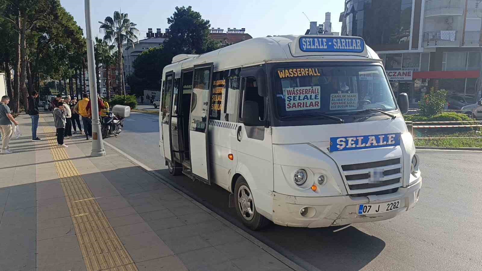 ANTALYA’NIN MANAVGAT İLÇESİNDE, MİNİBÜSE ÇARPMAMAK İÇİN FRENE BASAN MOTOSİKLET...