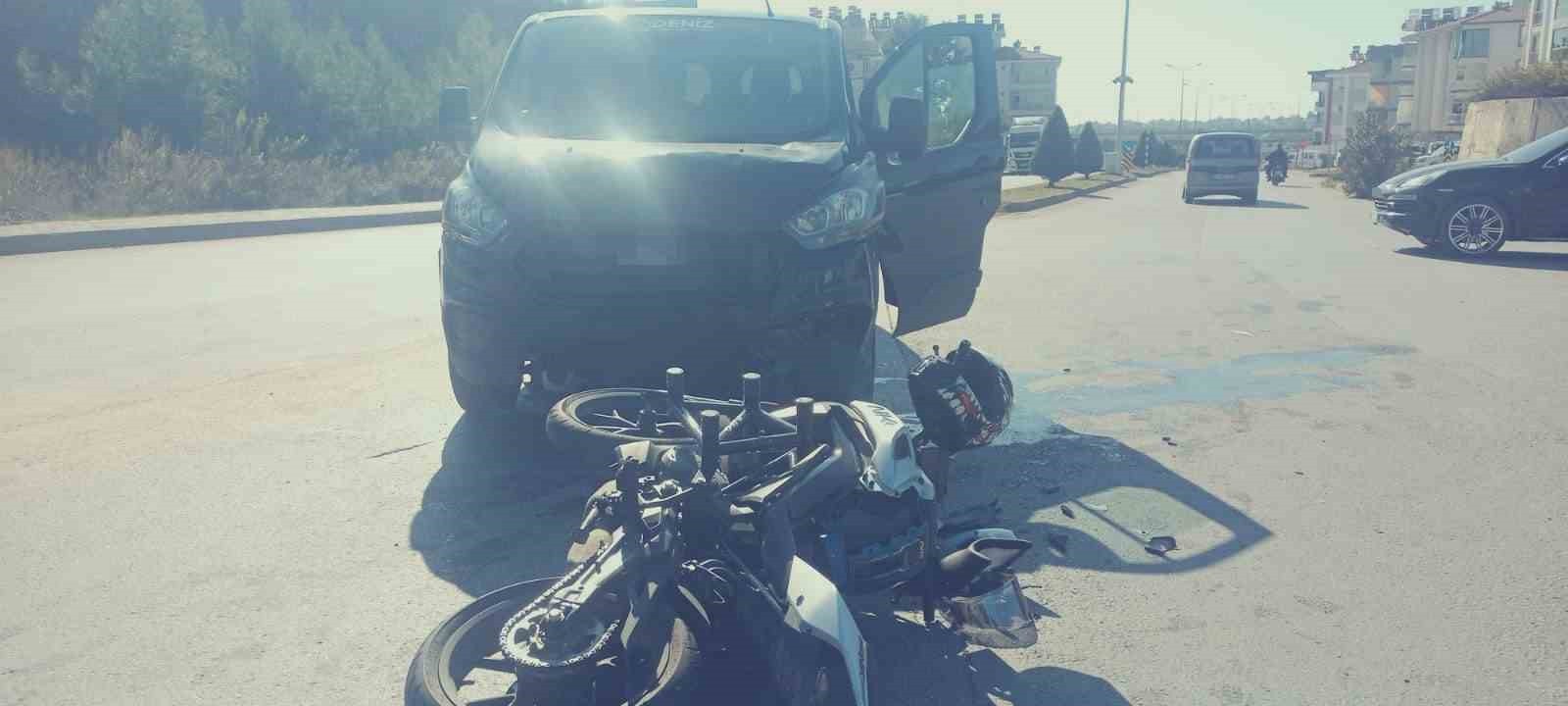 ANTALYA’NIN MANAVGAT İLÇESİNDE MOTOSİKLET İLE PANELVANIN ÇARPIŞTIĞI KAZADA, HAVAYA FIRLAYARAK...