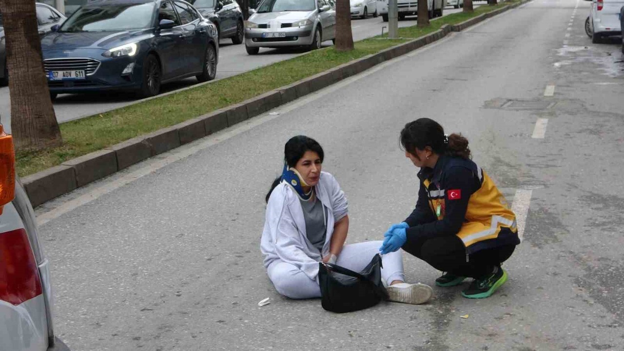 ANTALYA’NIN MANAVGAT İLÇESİNDE PARK HALİNDEKİ OTOMOBİL SÜRÜCÜSÜNÜN YOLU KONTROL ETMEDEN AÇILAN...