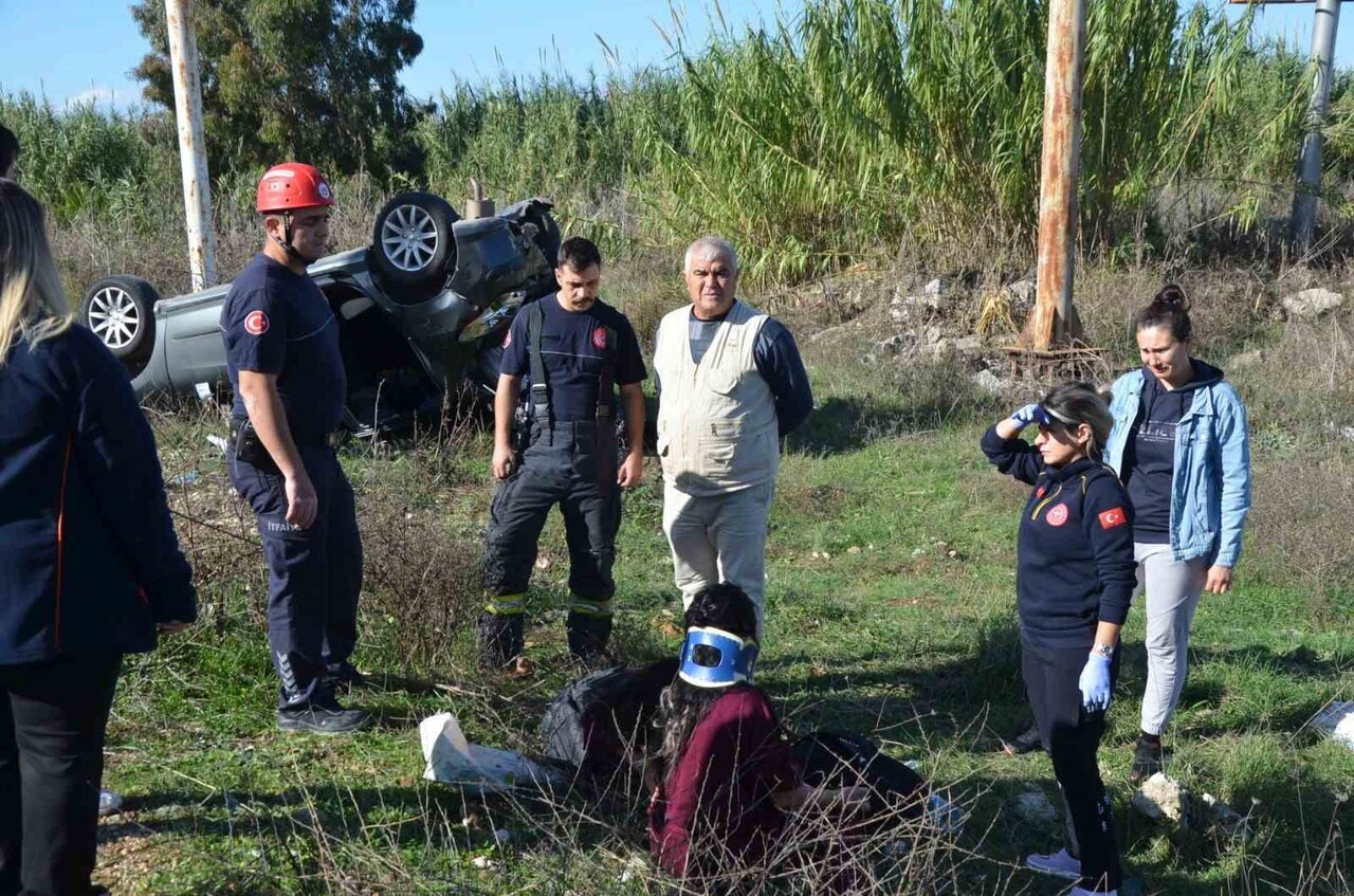ANTALYA’NIN SERİK İLÇESİNDE OTOMOBİLİN TAKLA ATARAK ŞARAMPOLE YUVARLANDIĞI KAZADA AYNI AİLEDEN 3...
