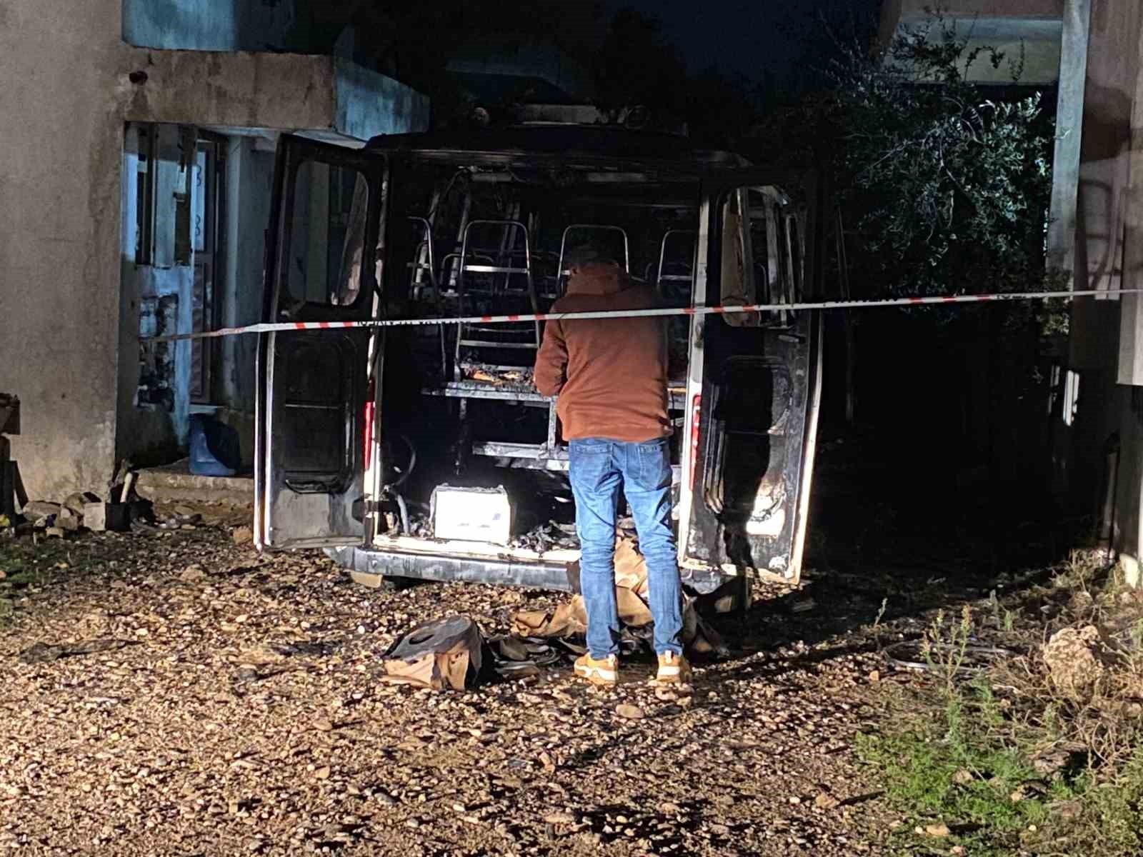 ANTALYA’NIN SERİK İLÇESİNDE PARK HALİNDEKİ BİR MİNİBÜS, HENÜZ BELİRLENEMEYEN BİR NEDENLE ÇIKAN...