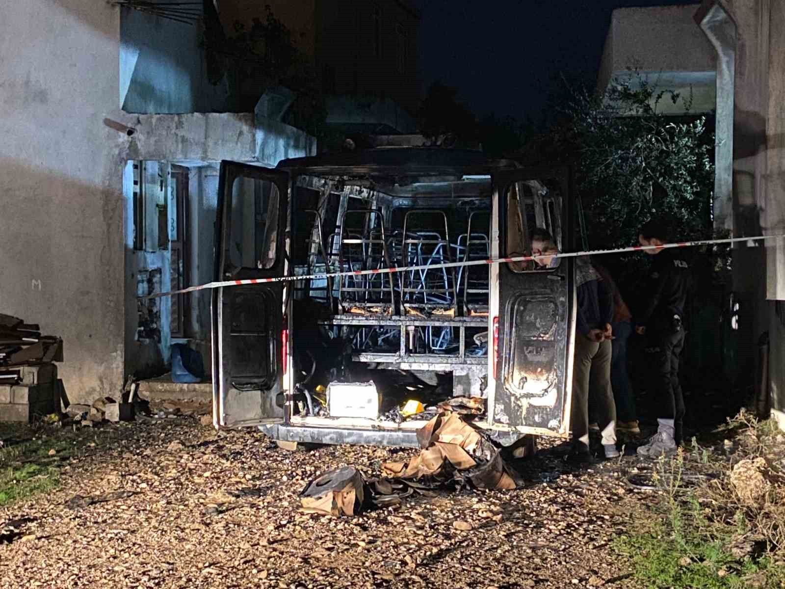 ANTALYA’NIN SERİK İLÇESİNDE PARK HALİNDEKİ BİR MİNİBÜS, HENÜZ BELİRLENEMEYEN BİR NEDENLE ÇIKAN...