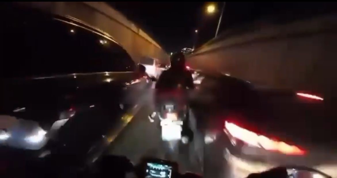 ARAÇLARIN ARASINDAN HIZLA GİDEN MOTOSİKLETLİYE ARKASINDAN GELEN MOTOSİKLETLİ BÖYLE ÇARPTI