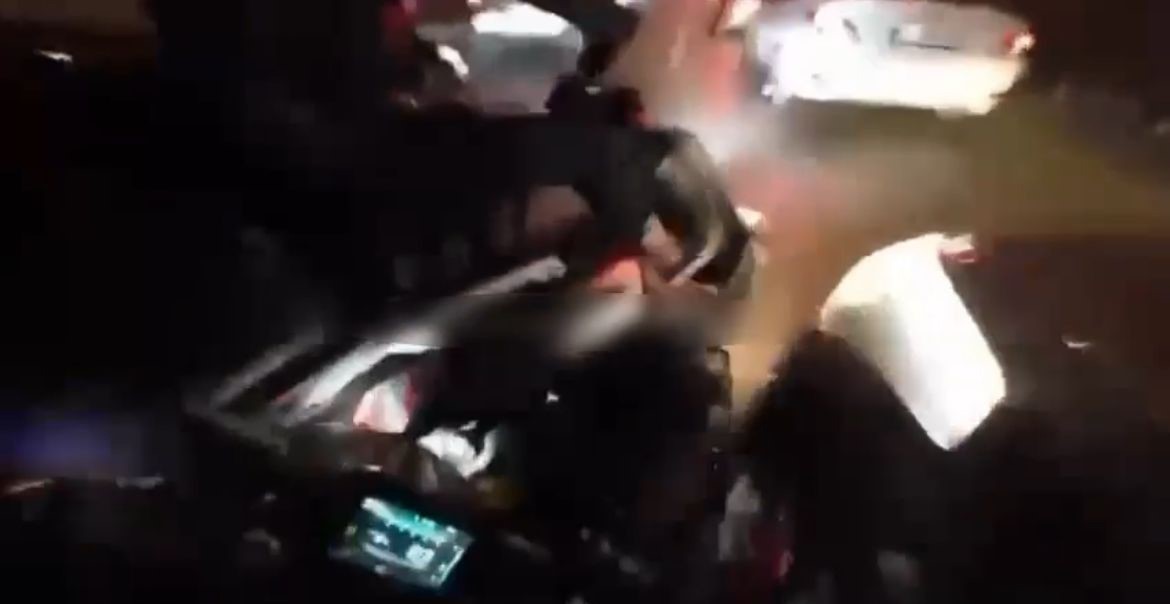 ARAÇLARIN ARASINDAN HIZLA GİDEN MOTOSİKLETLİYE ARKASINDAN GELEN MOTOSİKLETLİ BÖYLE ÇARPTI