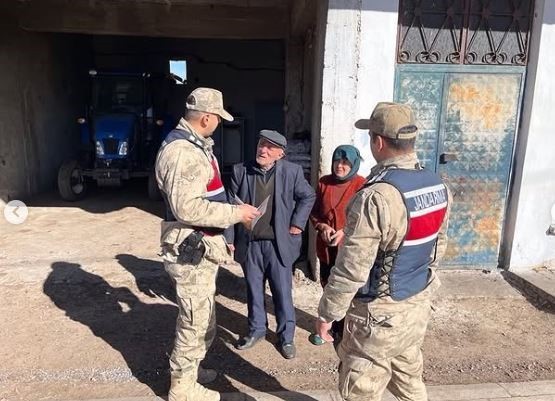 ARDAHAN'DA JANDARMA KÖYLÜLERİ BİLGİLENDİRDİ. (OLGUN YILDIZ/ARDAHAN-İHA)